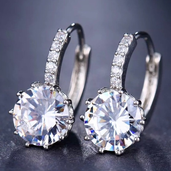 Jewelry - NEW Bling Drop Diamond Silver Earrings
0497